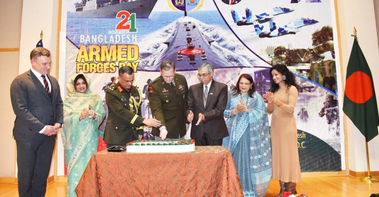 ওয়াশিংটনে বাংলাদেশ দূতাবাসে সশস্ত্র বাহিনী দিবসের অনুষ্ঠানে মার্কিন সেনাবাহিনীর উপ-প্রধান