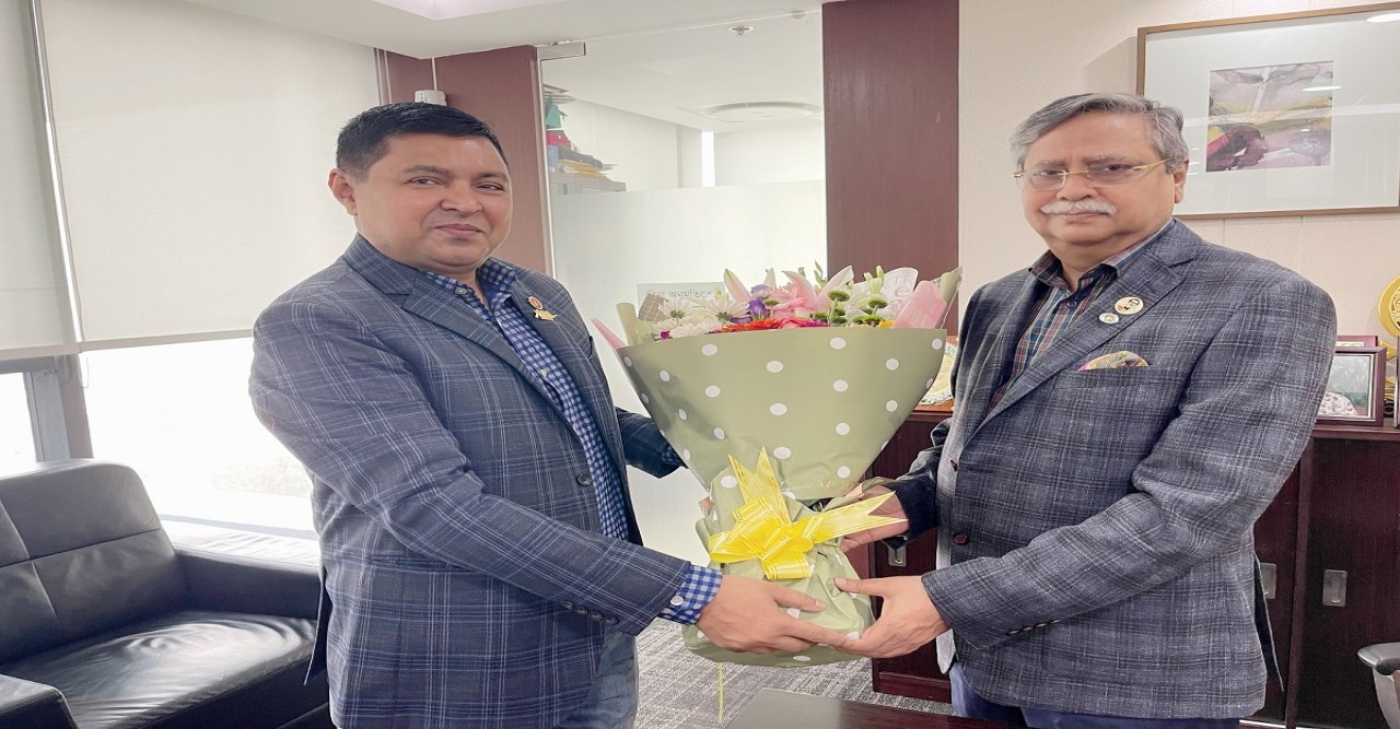 নব নির্বাচিত রাষ্ট্রপতি মো: সাহাবুদ্দিন’র সাথে লেখক সাংবাদিক শিব্বীর আহমেদ’র শুভেচ্ছা বিনিময়