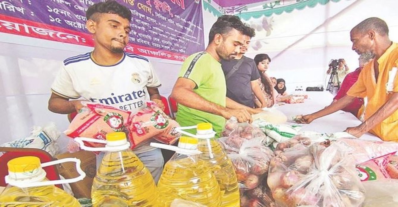 টিসিবির ট্রাকে ভিড়