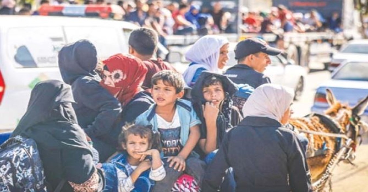 ইসরায়েলের নির্দেশ : প্রাণ বাঁচাতে দক্ষিণে ছুটছে গাজার মানুষ