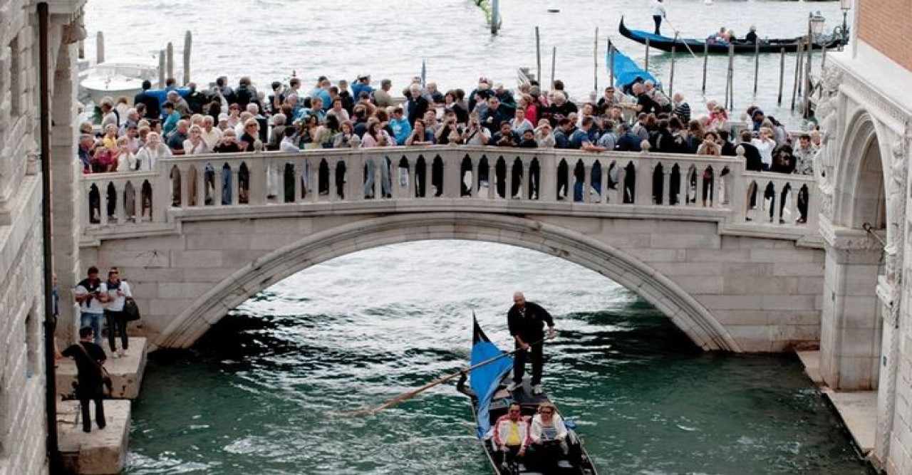 ভেনিসে পর্যটক কমাতে নতুন নিয়ম
