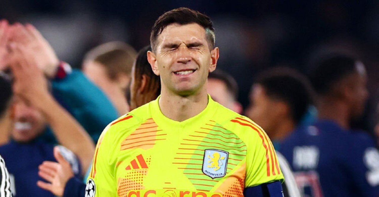 লাল কার্ড দেখলেন এমি মার্টিনেজ, শেষটা রাঙালো ম্যানইউ