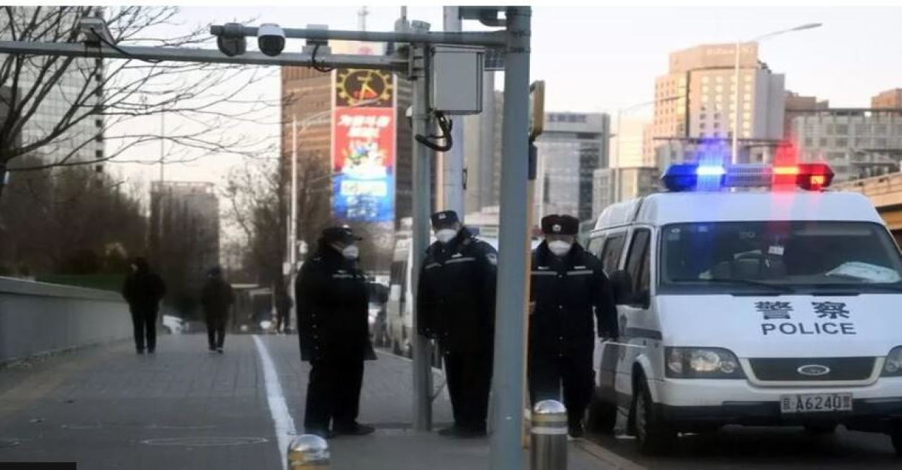 প্রতিবাদ-বিক্ষোভ: বেইজিং,সাংহাইয়ের পথে পুলিশের অবস্থান