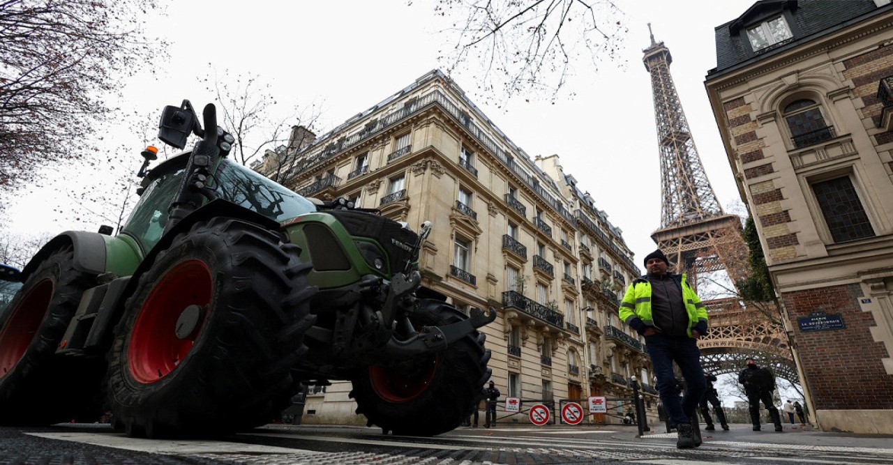 ফ্রান্সে বাণিজ্যচুক্তির প্রতিবাদে ট্রাক্টর নিয়ে আইফেল টাওয়ারের সামনে কৃষকরা