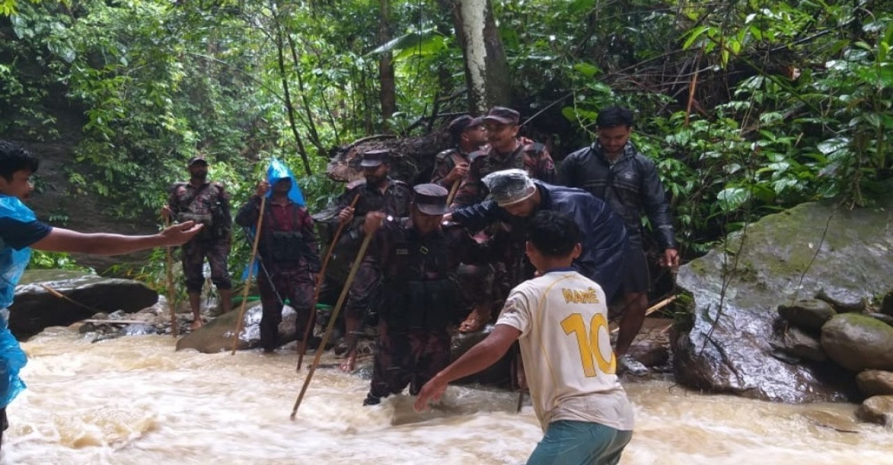 থানচির থুইসাপাড়ায় আটকা পড়া ৪ পর্যটককে উদ্ধার করল বিজিবি