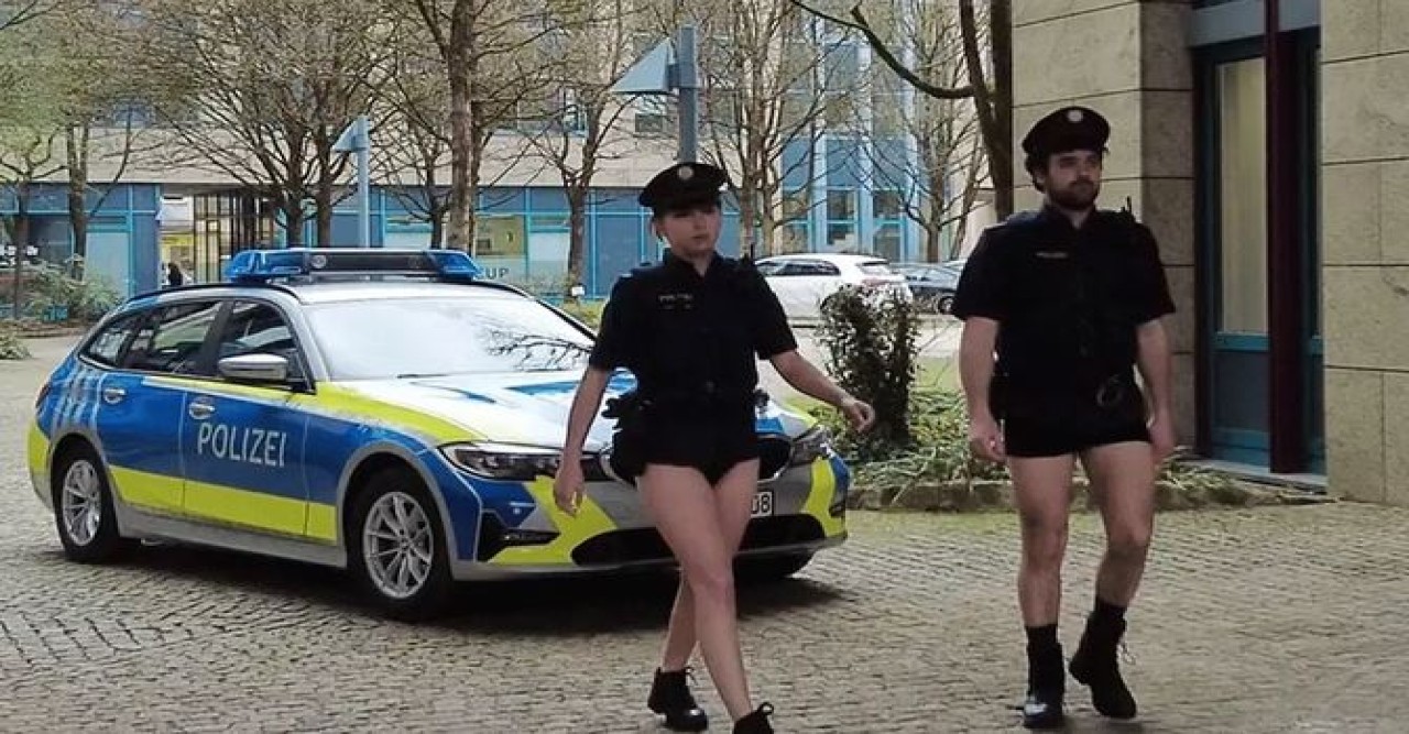 প্যান্ট ছাড়া ইউনিফর্ম পরে প্রতিবাদ জানাল পুলিশ সদস্যরা