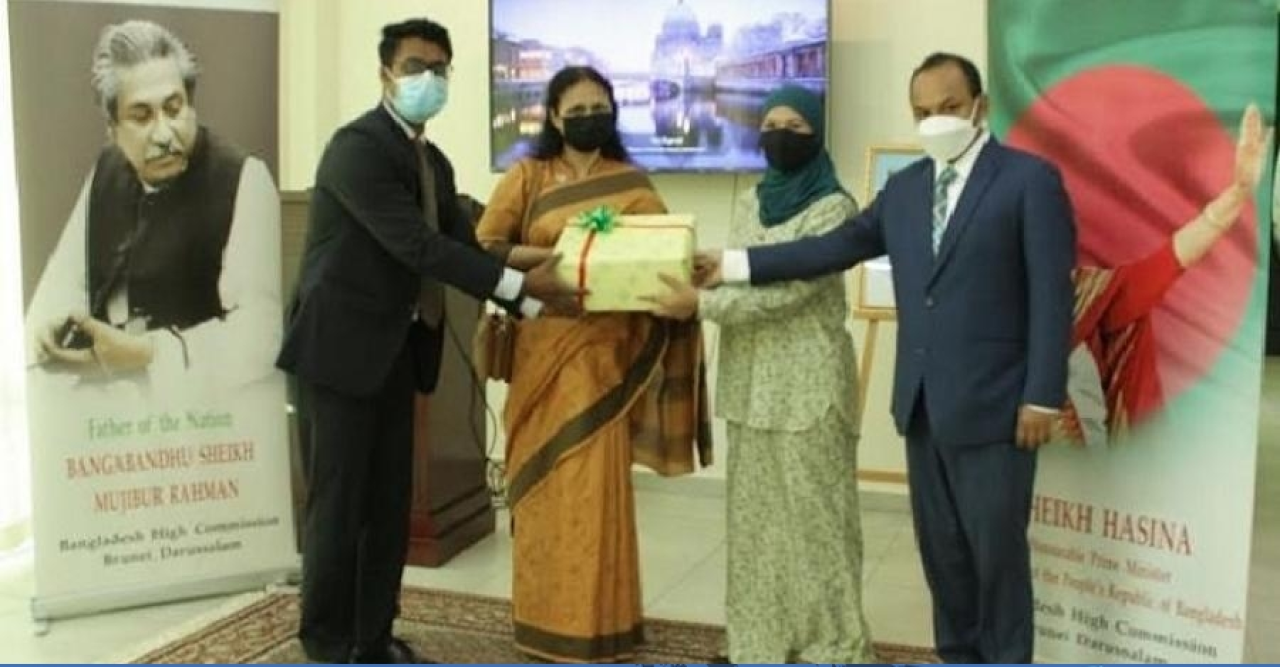 এবার ব্রুনাইয়ের সুলতানকে আম পাঠালেন প্রধানমন্ত্রী