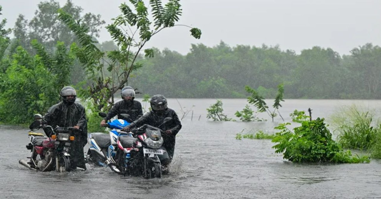 ঘূর্ণিঝড় ‘ডিটওয়াহর’ আঘাতে লণ্ডভণ্ড শ্রীলঙ্কা, নিহত ৫৬