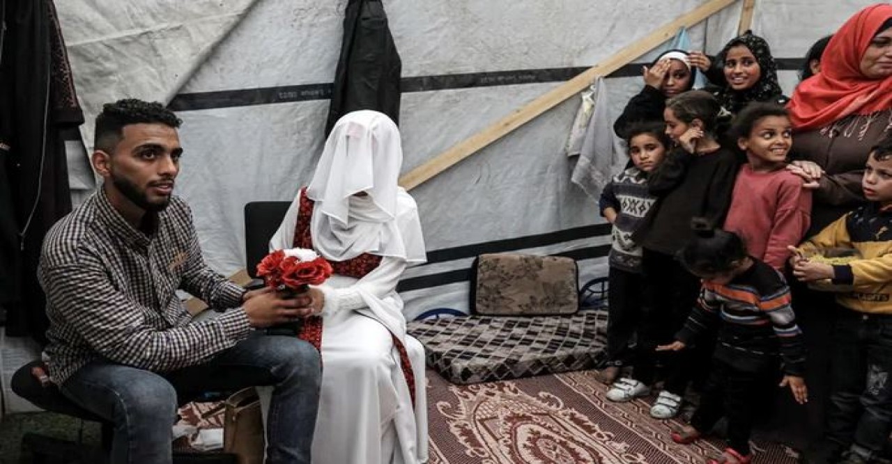 হতাশাকে জিততে দিইনি, ধ্বংসের মধ্যেই উদযাপন করছি : গাজায় নবদম্পতি