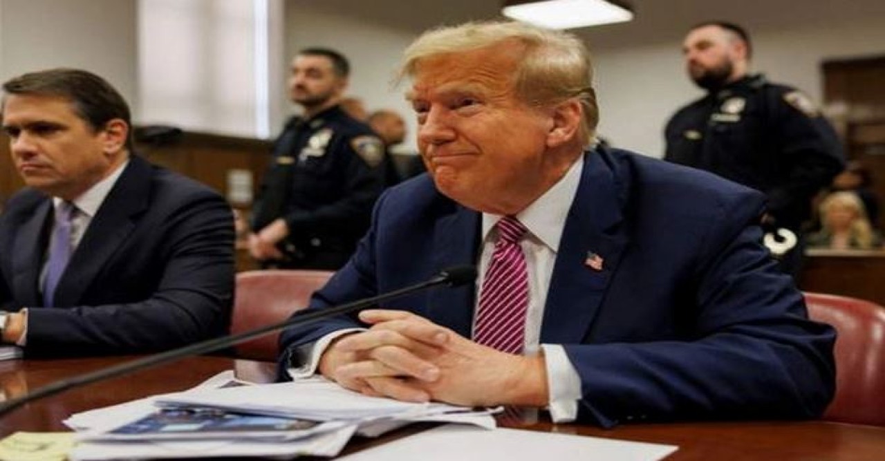 আদালত কক্ষে ছিলেন ট্রাম্প, বাইরে নিজের গায়ে আগুন দিলেন যুবক