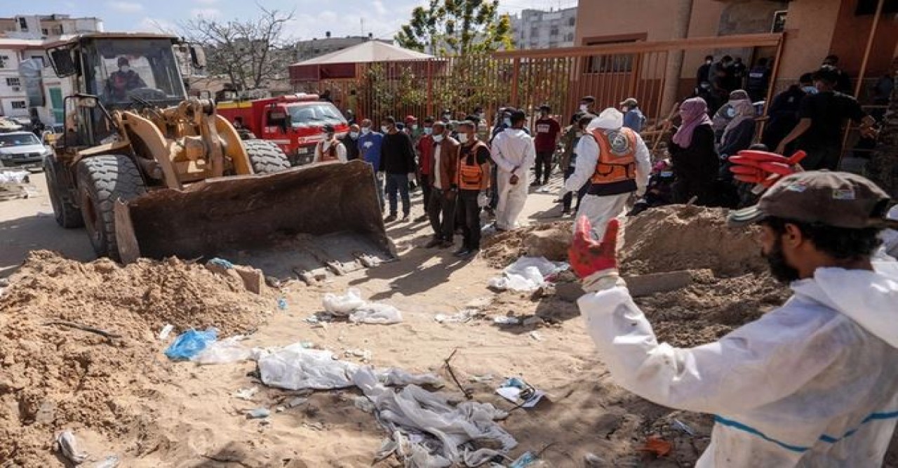 গাজায় হাসপাতালে গণকবর থেকে মিলল ১৯০টি লাশ