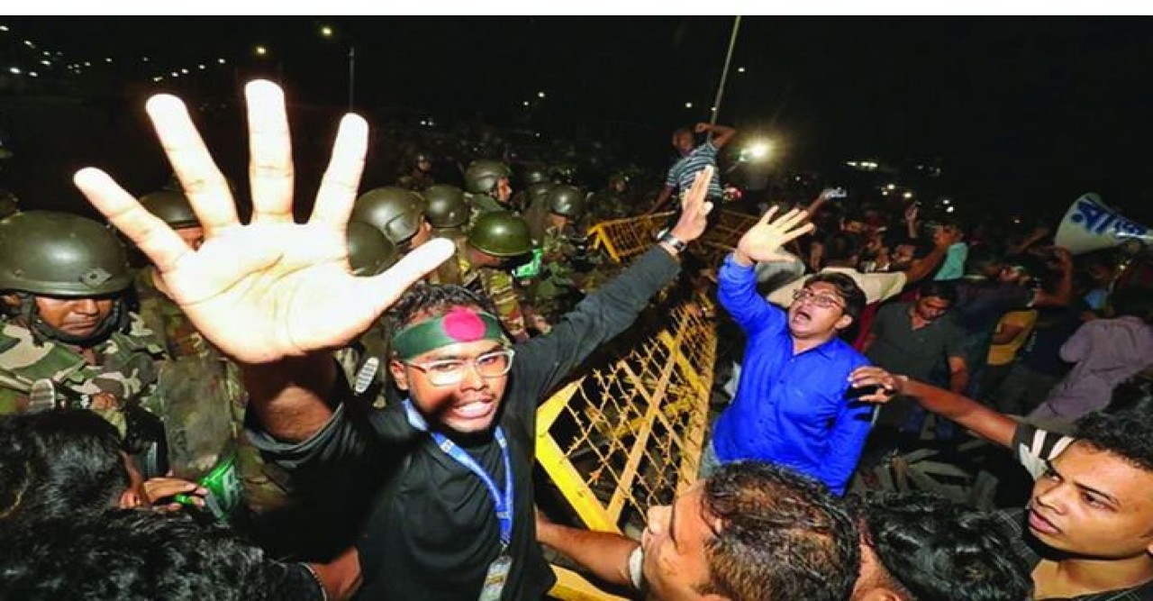 রাষ্ট্রপতির পদত্যাগ দাবি: বঙ্গভবনের সামনে গভীর রাতেও বিক্ষোভ