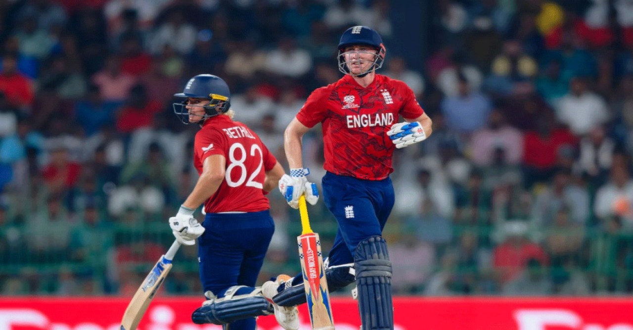 ইংল্যান্ডের দুর্দান্ত জয়ে টিকে থাকল পাকিস্তান