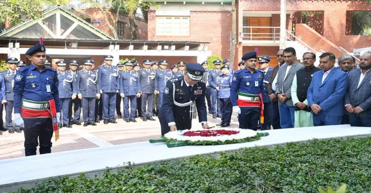 বঙ্গবন্ধুর সমাধিতে শ্রদ্ধা জানালেন আইজিপি