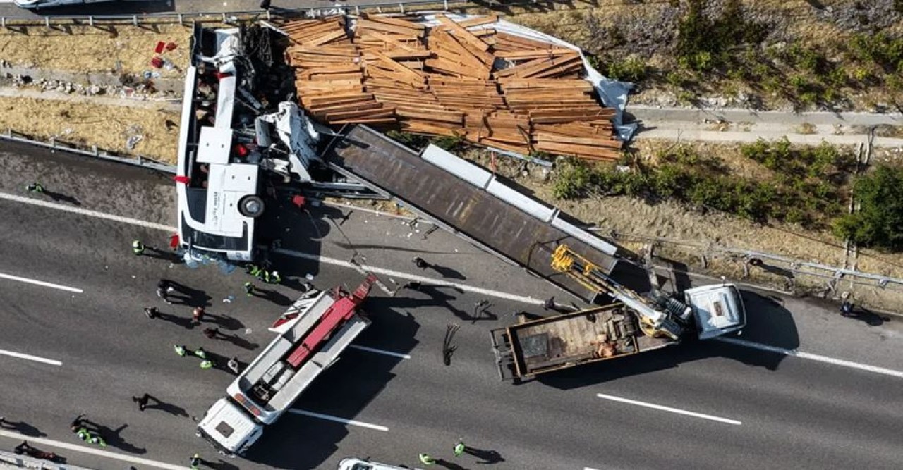 তুরস্কে পর্যটকবাহী বাস-ট্রাক সংঘর্ষ : নিহত ১১, আহত ২৭