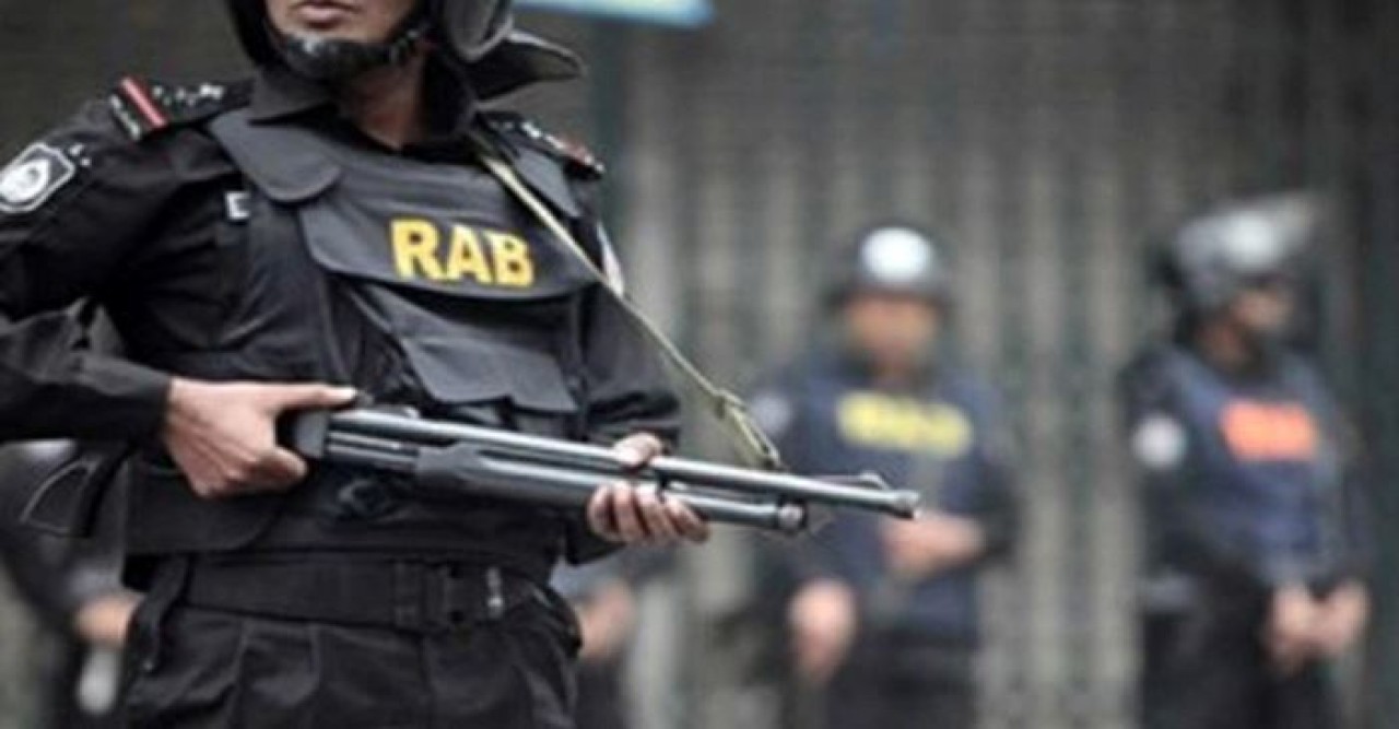 ট্রেনে আগুনের পর র‍্যাবের অভিযান, বোমা বানানোর সময় আটক ৩