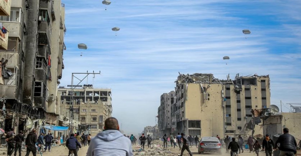 গাজায় এবার আকাশ থেকে ত্রাণের প্যাকেট পড়ে নিহত ৫