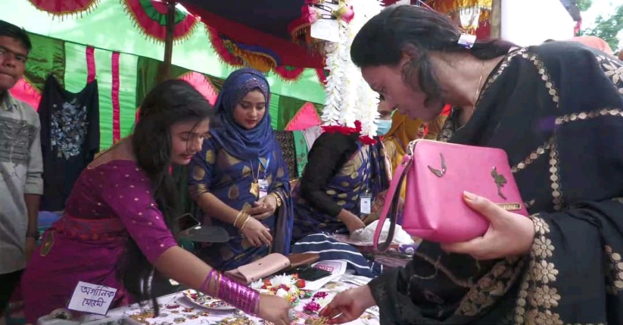 যেভাবে এগিয়েছে ঠাকুরগাঁওয়ের নারী উদ্যেক্তারা দুদিনের মেলায় দর্শনার্থীদের ভিড়