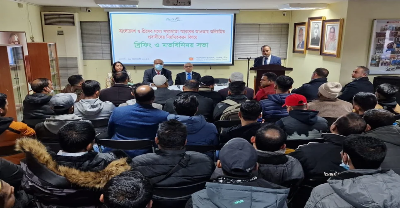 এথেন্সে একদিকে চলছে বৈধকরণ, অন্যদিকে ধরপাকড়