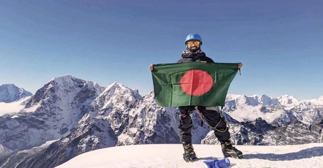 হিমালয়ের লোবুচে ইস্ট পর্বতে উত্তোলিত হলো বাংলাদেশের পতাকা