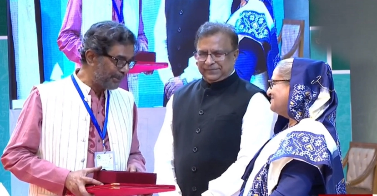 একুশে পদক তুলে দিলেন প্রধানমন্ত্রী