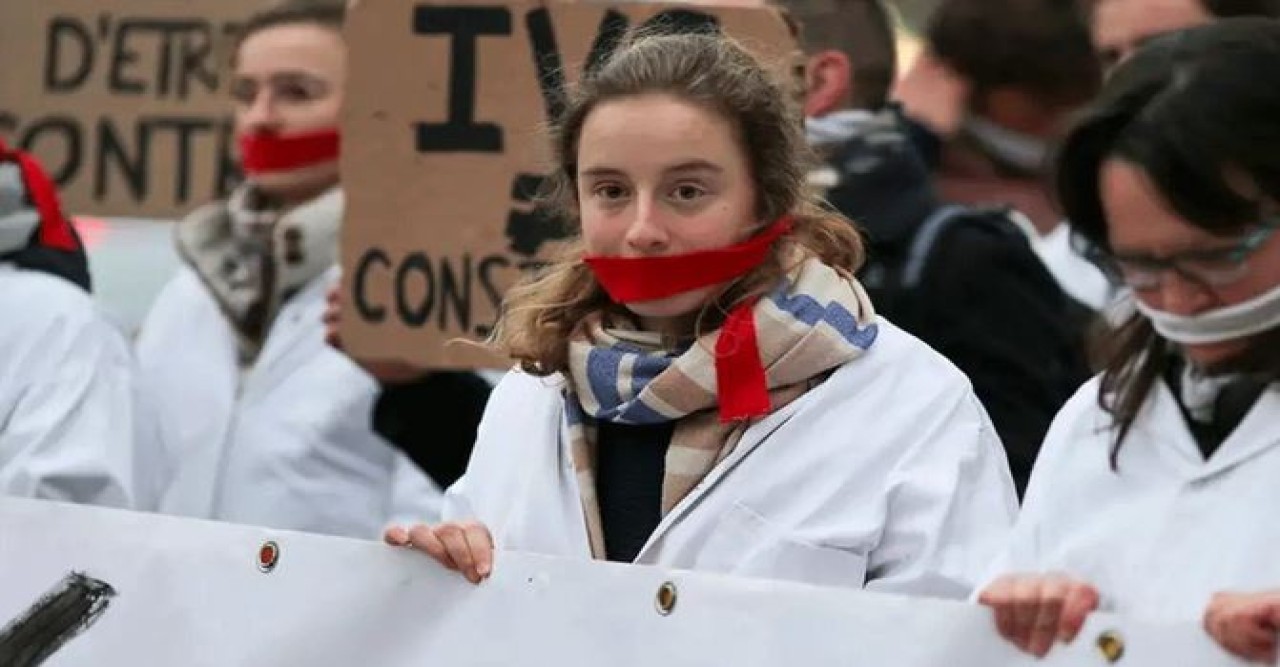 গর্ভপাতকে সাংবিধানিক অধিকারের স্বীকৃতি দিল ফ্রান্স