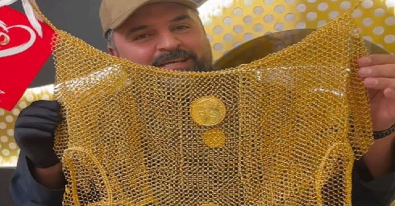 ভ্যালেন্টাইনস ডে উপলক্ষে সোনার পোশাক