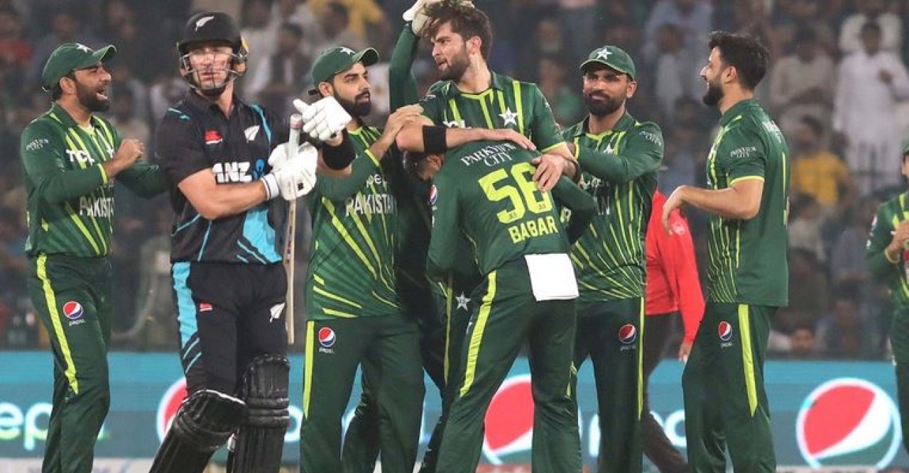 কিউইদের ৯৪ রানে গুঁড়িয়ে বাবরদের বড় জয়