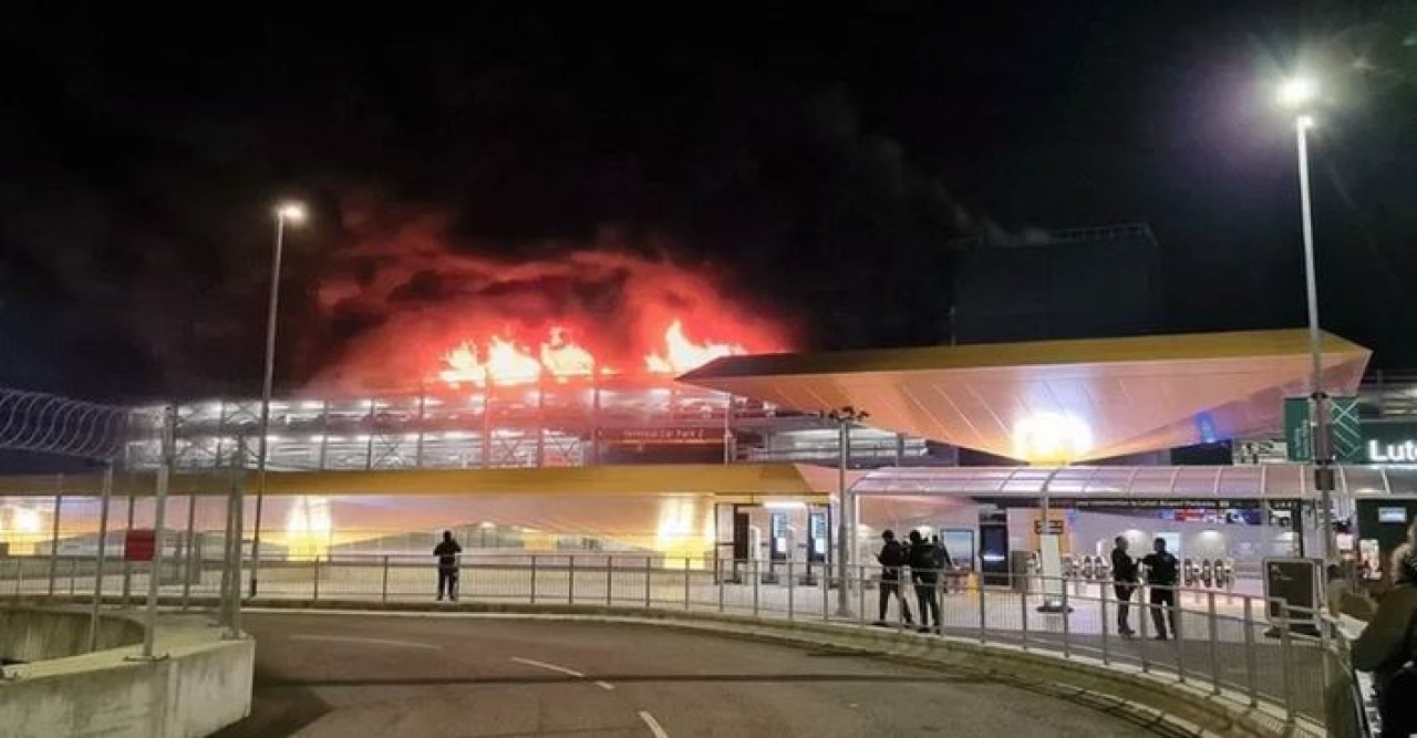 লন্ডনের লুটন বিমানবন্দরে ভয়াবহ আগুন