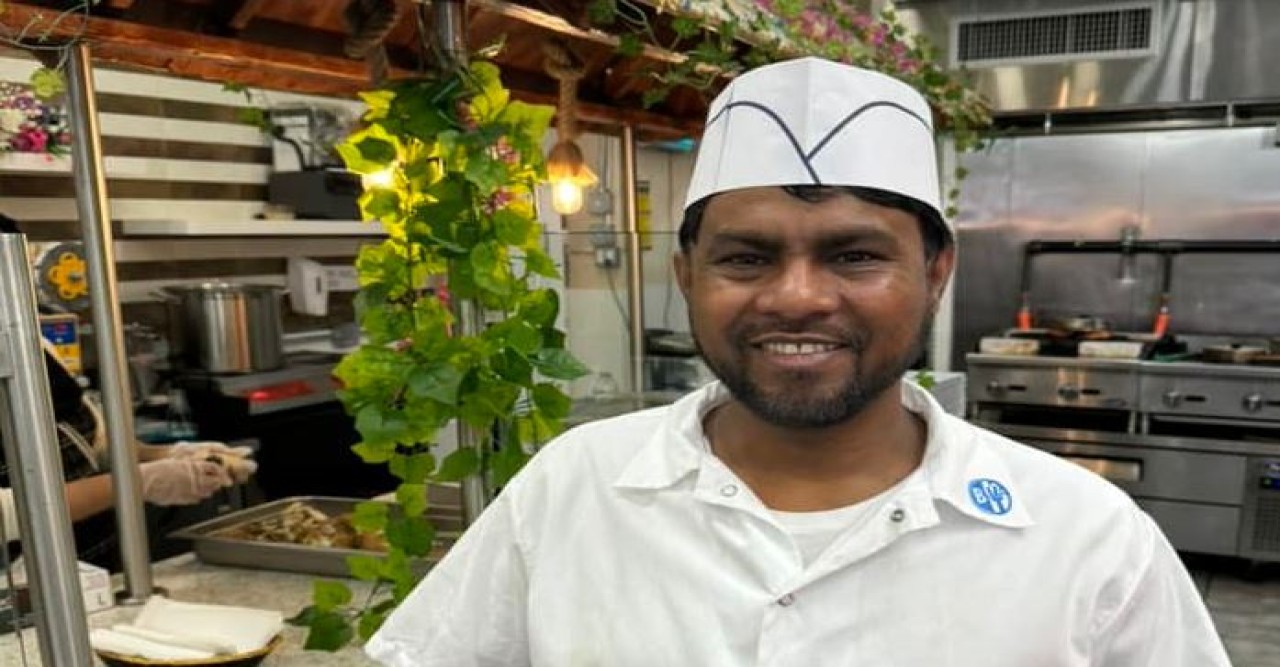 নিউইয়র্কের খলিল বিরিয়ানী: এক ছাঁদের নীচে বসে উপভোগ করুন ঝালমুড়ি, শীতের পিঠাসহ বাংলাদেশী এবং চাইনিজ খাবারের স্বাদ