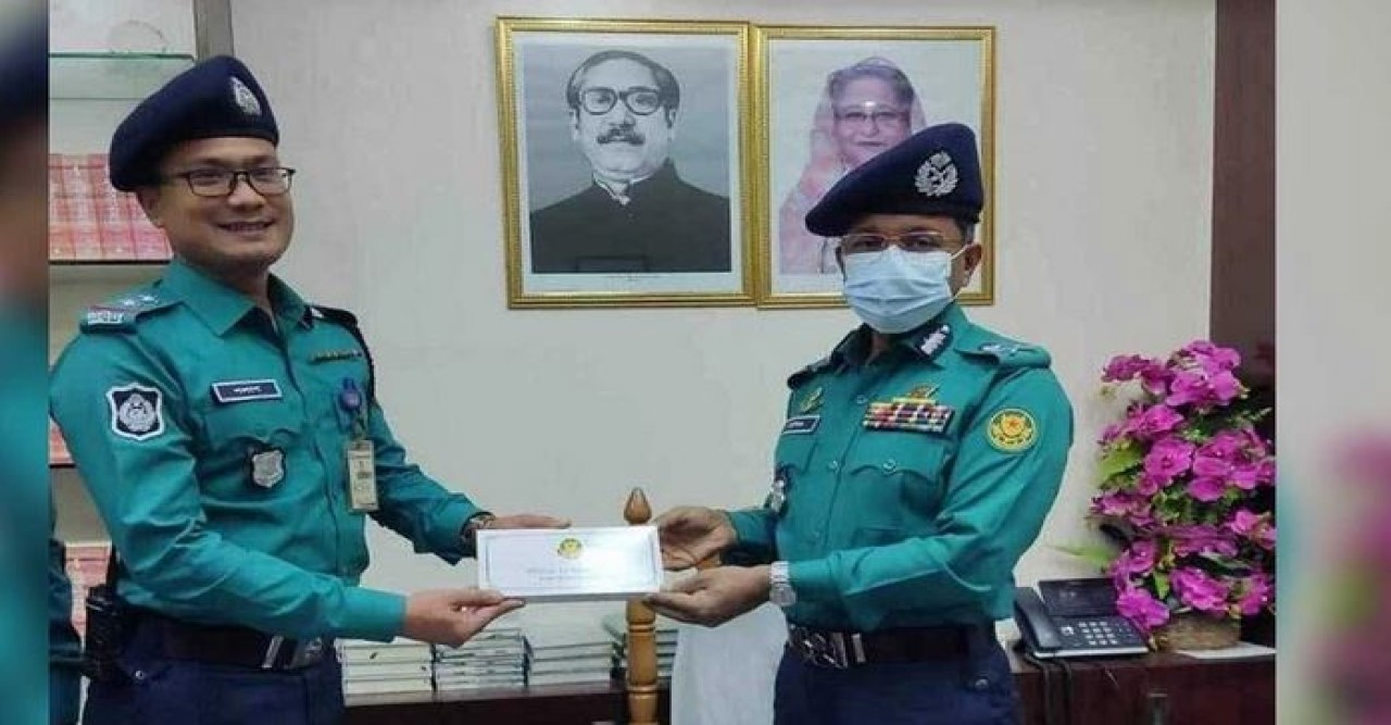 নাশকতাকারী আটক: পুলিশ সার্জেন্টকে পুরস্কৃত করলেন ডিএমপি কমিশনার