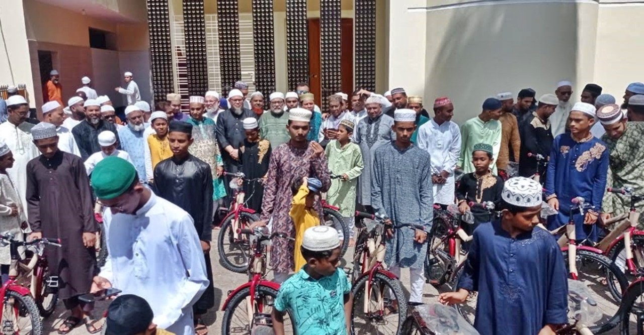 টানা ৬০ দিন জামাতে নামাজ পড়ে বাইসাইকেল পেল ৩১ কিশোর