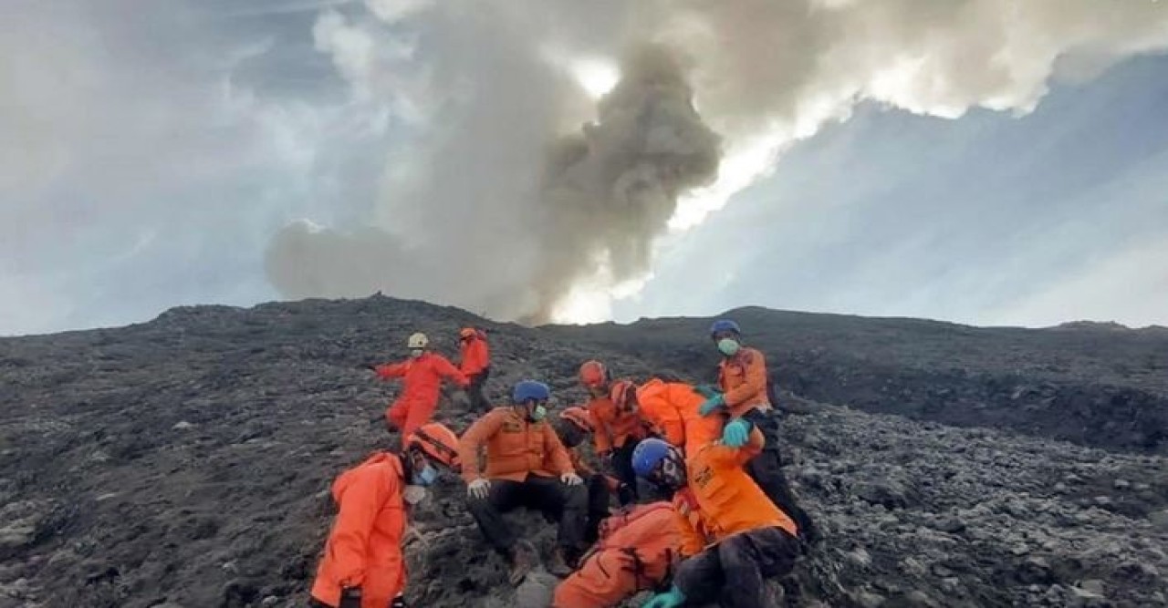 ইন্দোনেশিয়ায় অগ্ন্যুৎপাতে মৃতের সংখ্যা বেড়ে ২২