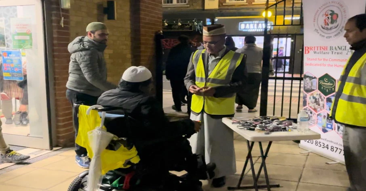 বয়স্ক মুসল্লিদের সেফটি অ্যালার্ম দিল ব্রিটিশ বাংলা ওয়েলফেয়ার ট্রাস্ট