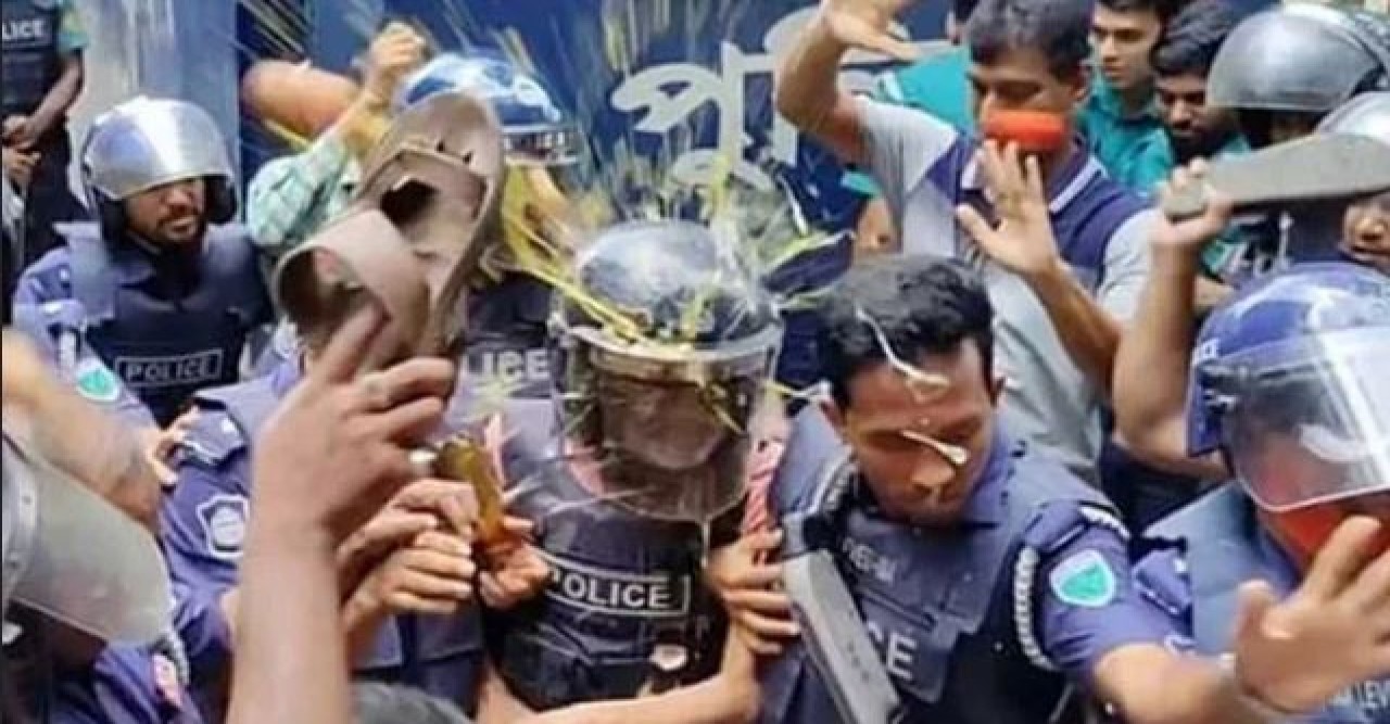 সাবেক মন্ত্রী সাবের হোসেনের ওপর ডিম নিক্ষেপ, ধাওয়া