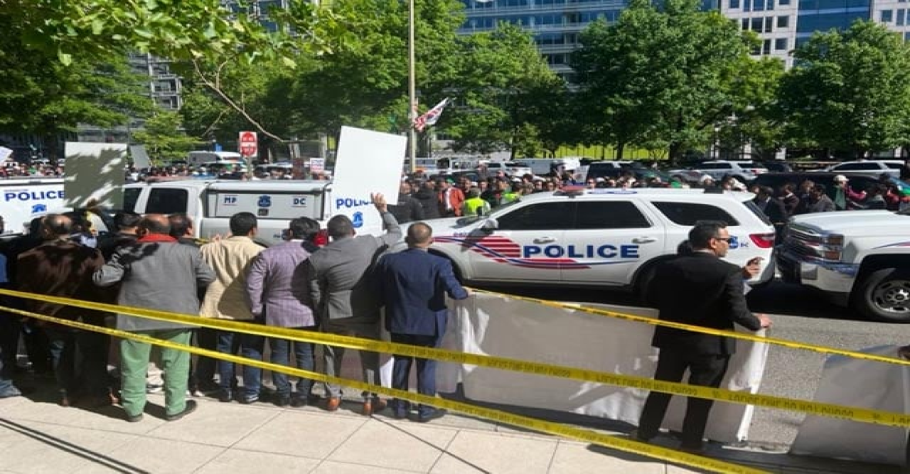 বিশ্বব্যাংকের সামনে আওয়ামী লীগ ও বিএনপির তুলকালাম কাণ্ড, আহত ৫