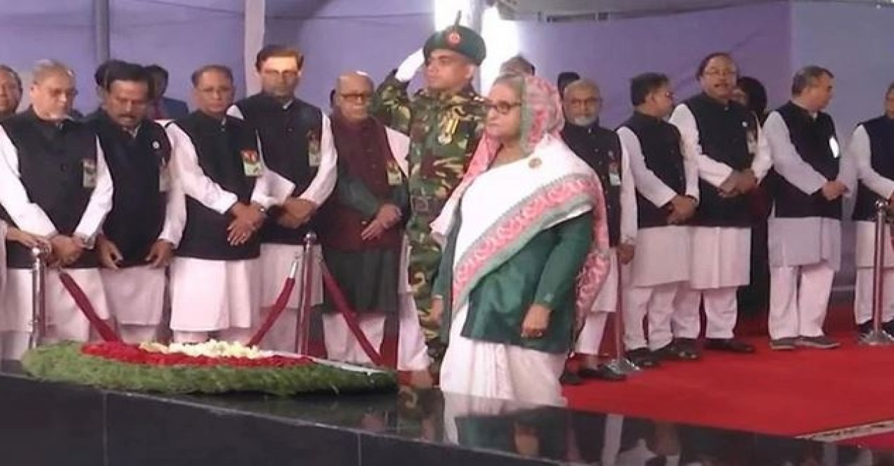 বঙ্গবন্ধুর প্রতিকৃতিতে প্রধানমন্ত্রীর শ্রদ্ধা