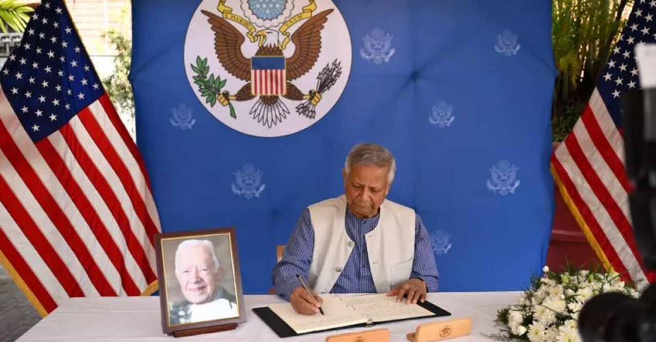 মার্কিন দূতাবাসে গিয়ে জিমি কার্টারের প্রতি প্রধান উপদেষ্টার শ্রদ্ধা