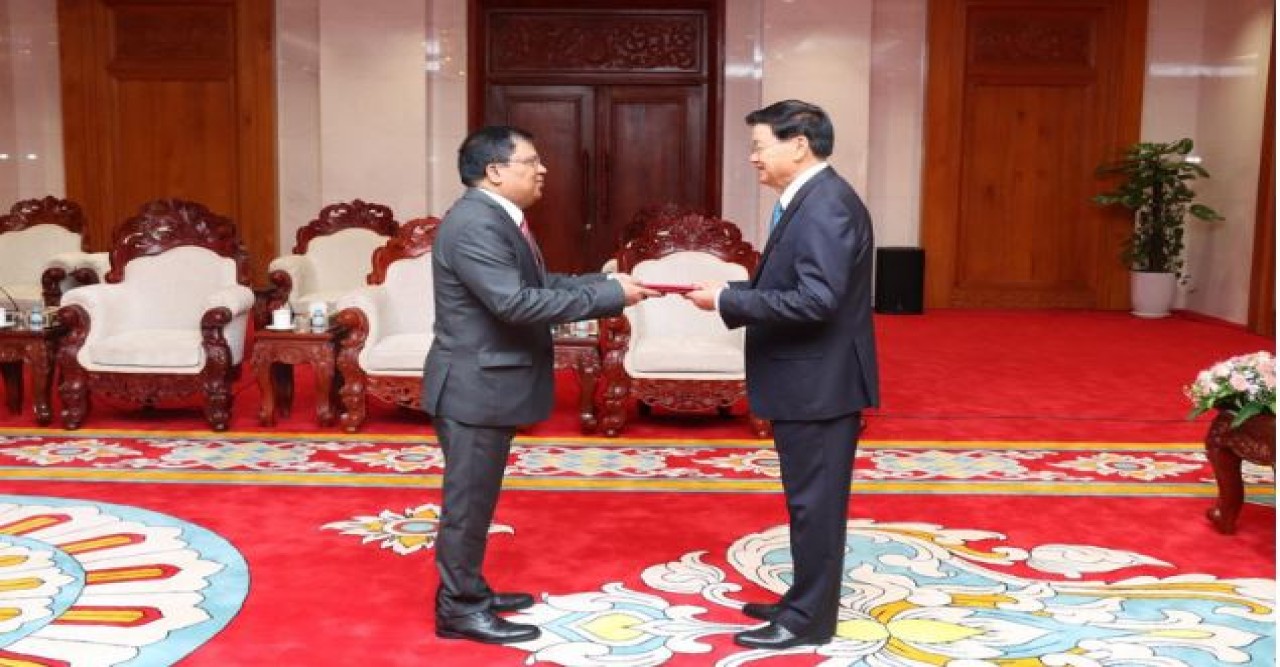 লাও গণপ্রজাতন্ত্রের রাষ্ট্রপতির নিকট পরিচয়পত্র পেশ করলেন রাষ্ট্রদূত লুৎফর রহমান