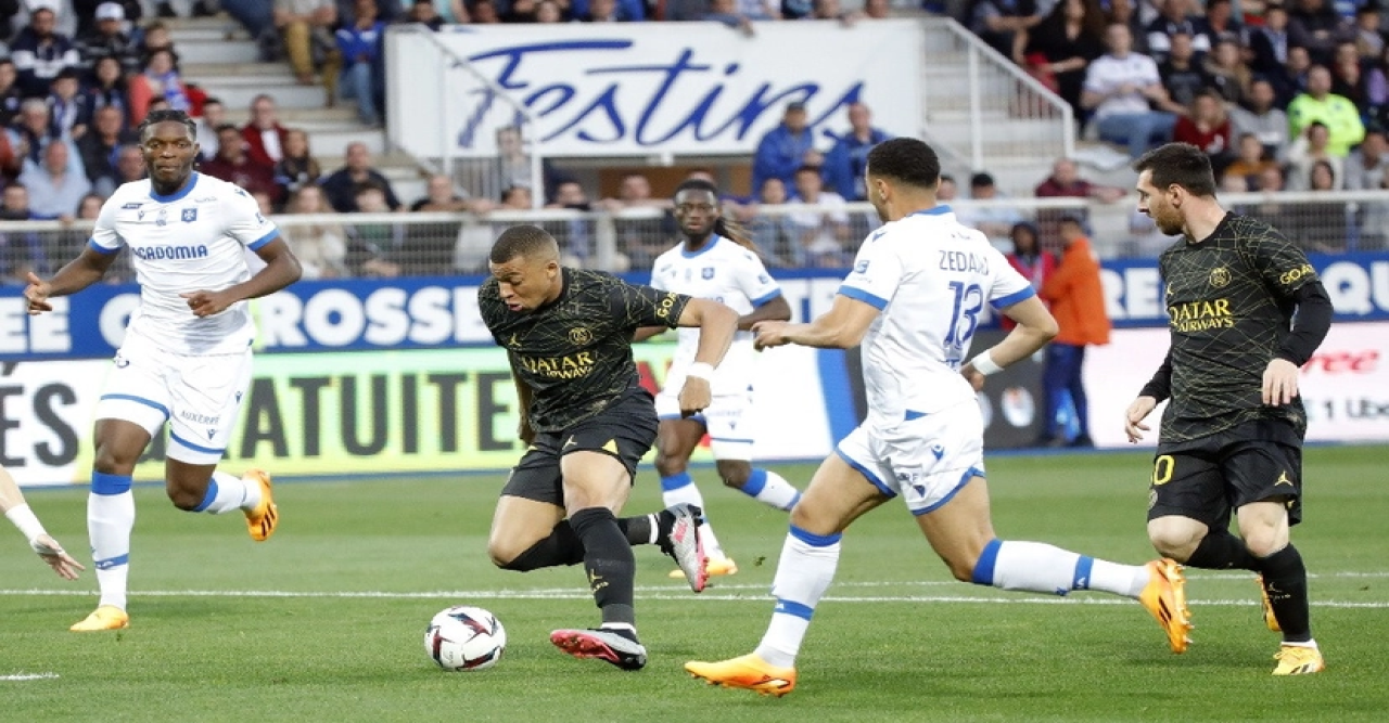 শিরোপার খুব কাছে মেসি-এমবাপ্পের পিএসজি