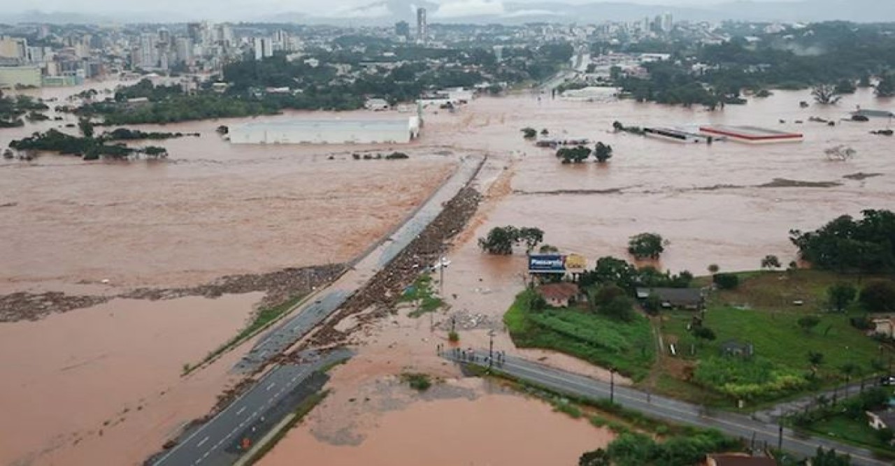 ৮০ বছরের রেকর্ড ভেঙে ব্রাজিলে বন্যা, মৃতের সংখ্যা বেড়ে ৫৭