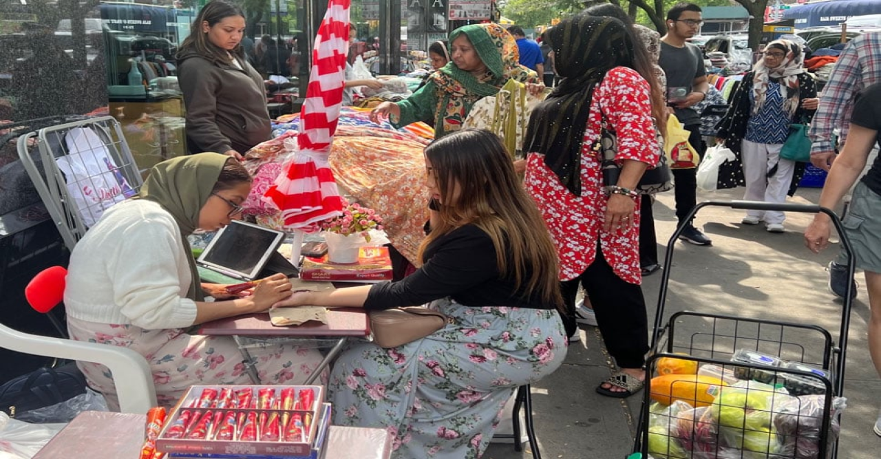 নিউইয়র্কে কেনাকাটায় ধূম চাঁদ রাতের আমেজে