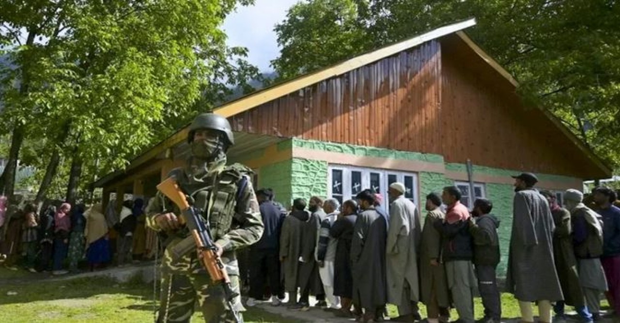 জম্মু-কাশ্মীরে ১০ বছর পর বিধানসভা ভোট, যেভাবে চলছে উপত্যকা