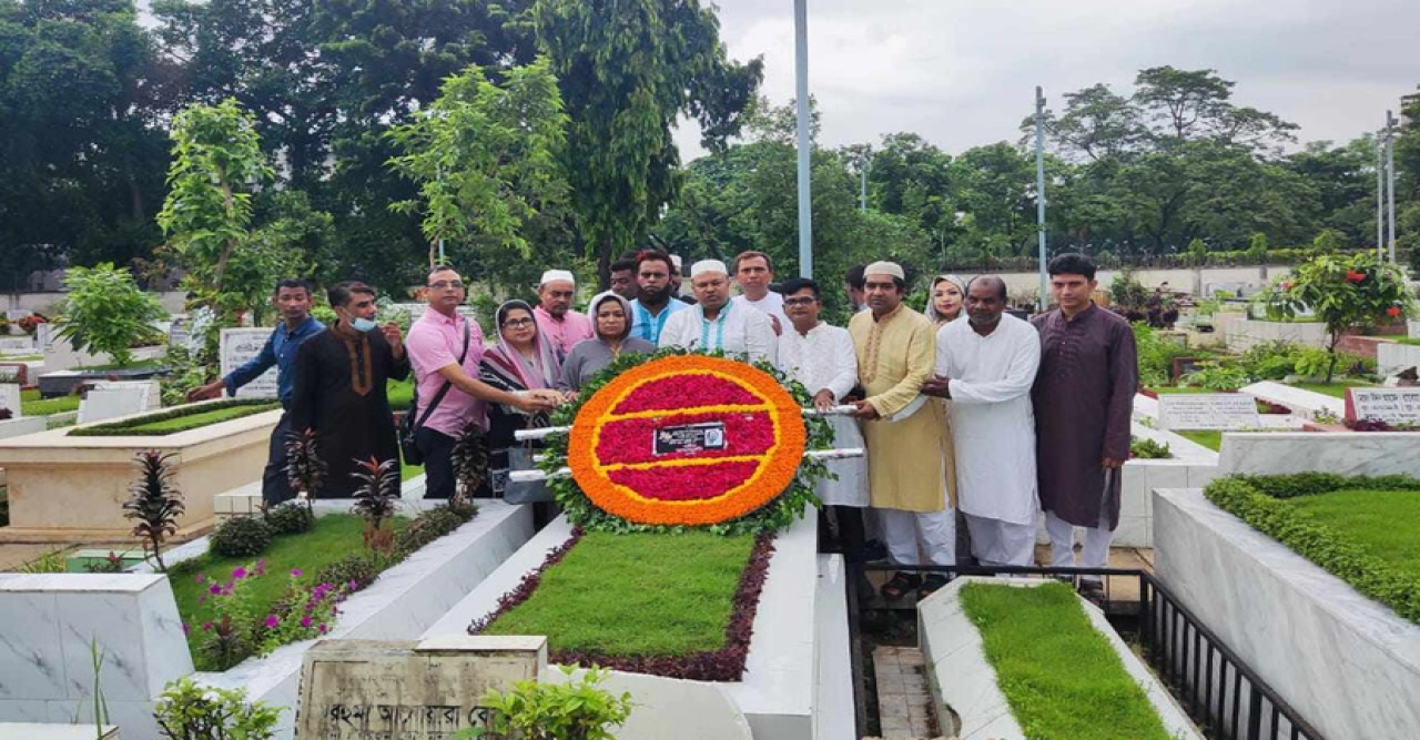 সাহারা খাতুনের কবরে শ্রদ্ধা নিবেদন