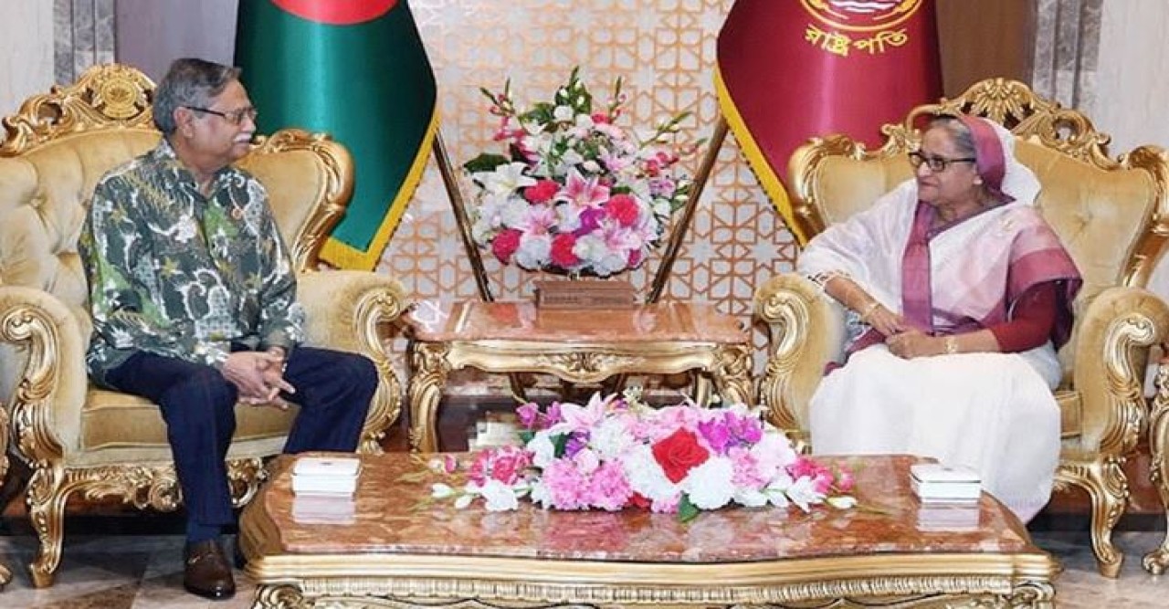রাষ্ট্রপতির সঙ্গে প্রধানমন্ত্রীর সাক্ষাৎ