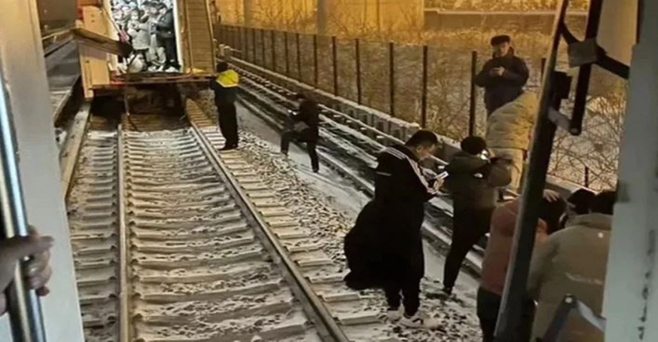 বেইজিংয়ে পাতাল রেল দুর্ঘটনা, ১০২ জনের হাড় ভেঙেছে