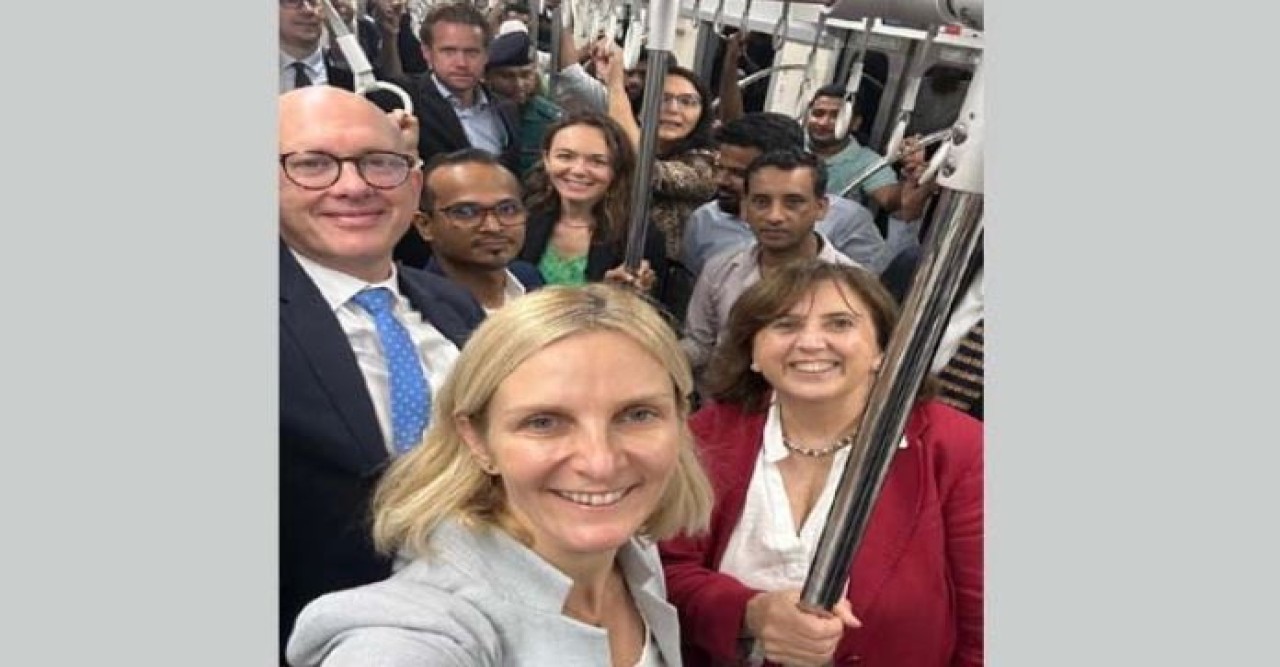 ঢাকায় মেট্রো রেলে চড়ে অভিভূত ইইউ প্রতিনিধি দল