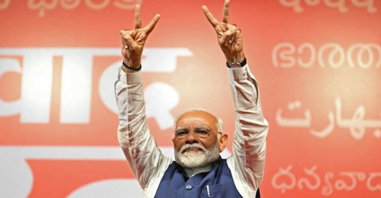 পদত্যাগ করলেন মোদি, শনিবার শপথ নিতে পারেন