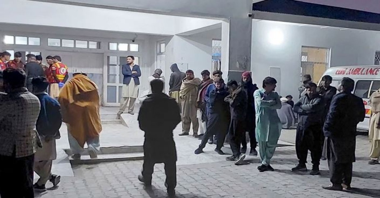 পাকিস্তানে যাত্রীবাহী গাড়িতে বন্দুক হামলায় নিহতের সংখ্যা বেড়ে ৪২