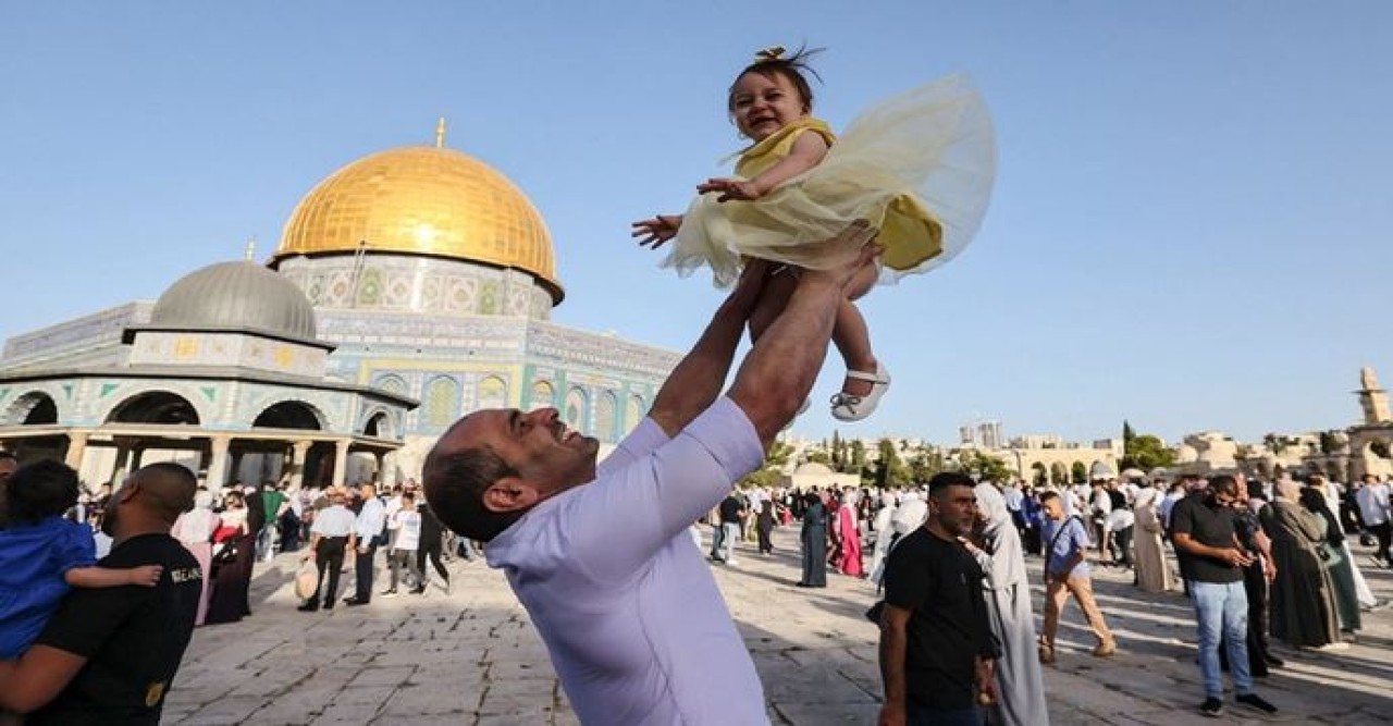 বাধা পেরিয়ে আল-আকসায় ঈদের জামাতে ৪০ হাজার ফিলিস্তিনি